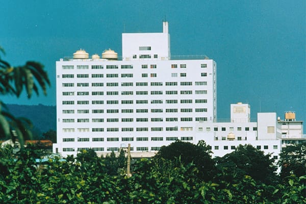 1974（昭和49）年に竣工した附属病院本館